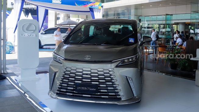 Pengunjung melihat jajaran kendaraan yang dipamerkan di acara Astra Auto Fest 2025 di di Astra Biz Center, Tangerang, Banten, Jumat (5/12/2025). [Suara.com/Alfian Winanto]