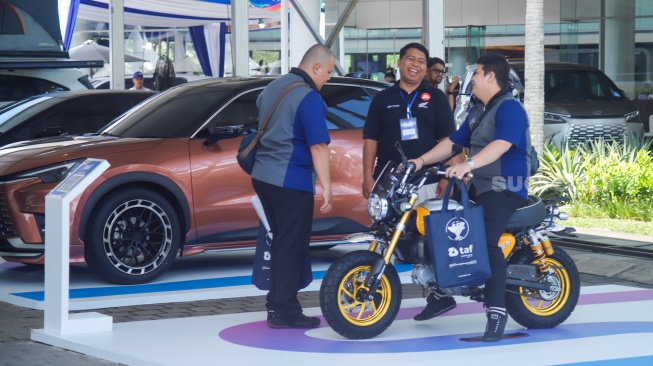 Pengunjung mencoba kendaraan yang dipamerkan di acara Astra Auto Fest 2025 di di Astra Biz Center, Tangerang, Banten, Jumat (5/12/2025). [Suara.com/Alfian Winanto]
