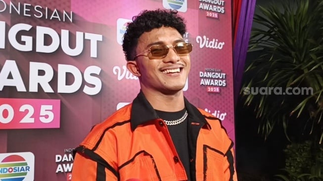 Faris Adam, penyanyi lagu Stecu-stecu ditemui di Daan Mogot, Jakarta Barat pada Kamis, 4 Desember 2025. [Suara.com/Rena Pangesti]