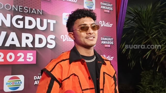 Faris Adam, penyanyi lagu Stecu-stecu ditemui di Daan Mogot, Jakarta Barat pada Kamis, 4 Desember 2025. [Suara.com/Rena Pangesti]