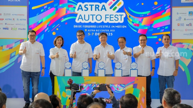 Wakil Presiden Direktur Astra, Rudy Chen (tengah) bersama para direktur Astra pada acara Opening Ceremony Astra Auto Fest 2025 di Astra Biz Center, Tangerang, Banten, Jumat (5/12/2025). [Suara.com/Alfian Winanto]