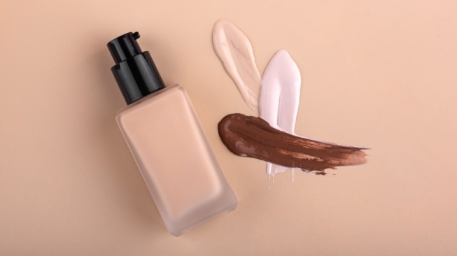 7 Foundation Waterproof untuk Musim Hujan, Makeup Anti Luntur Seharian