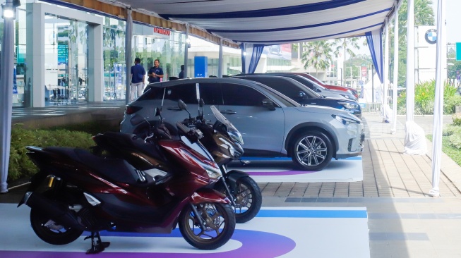 Pengunjung melihat jajaran kendaraan yang dipamerkan di acara Astra Auto Fest 2025 di di Astra Biz Center, Tangerang, Banten, Jumat (5/12/2025). [Suara.com/Alfian Winanto]
