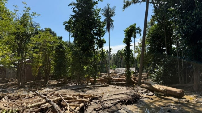 Wakil Menteri Komdigi, Nezar Patria mengunjungi Meunasah Lhok, Kabupaten Pidie Jaya, Kamis (4/12/2025). [Suara.com/Dythia]