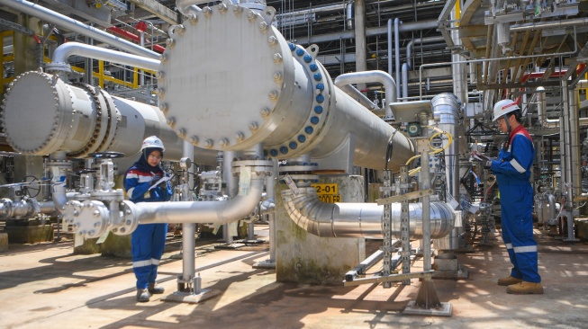 Pekerja melakukan pengecekan saat uji coba unit Propylene Recovery Unit (PRU) di Kilang Pertamina Balikpapan, Kalimantan Timur, Kamis (4/12/2025). [ANTARA FOTO/M Risyal Hidayat/tom]