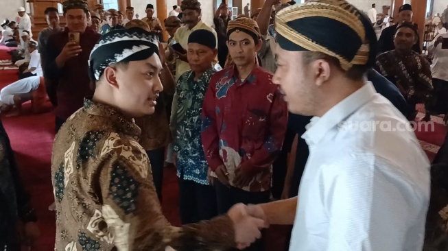 Momen Langka! Hangatnya Sapaan Purboyo ke Hangabehi Usai Salat Jumat di Masjid Agung