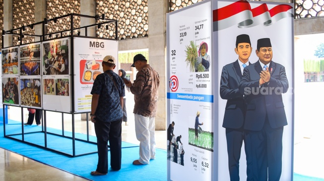 Pengunjung mengamati sejumlah karya yang ditampilkan pada pameran Haluan Merah Putih di selasar Al Fattah, Masjid Istiqlal, Jakarta, Jumat (5/12/2025). [Suara.com/Alfian Winanto]