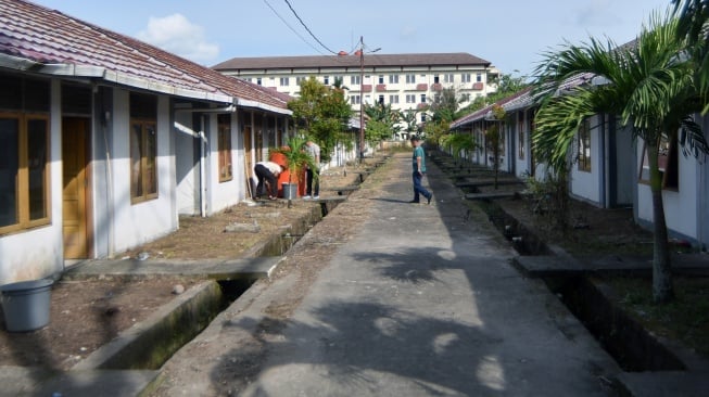 Sejumlah pekerja membersihkan rumah khusus (rusus) di Lubuk Buaya, Padang, Sumatera Barat, Jumat (5/12/2025). [ANTARA FOTO/Iggoy el Fitra/bar]