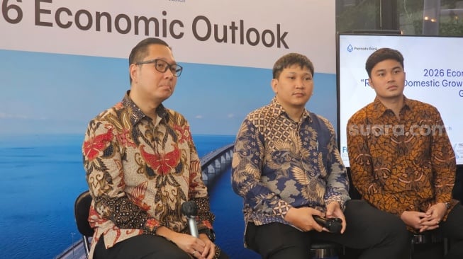 Ekonom Bank Permata, Josua Pardede (kiri) di Jakarta, Jumat (5/12/2025). [Suara.com/Rina]