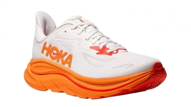 Sepatu lari Hoka (website Foot Locker)