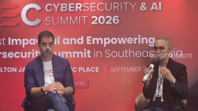 Patrick Dannacher, Presiden Direktur & CEO PT ITSEC Asia Tbk. (kanan) dan Stefanus ‘Steve’ Saerang, Head of Communications PT ITSEC Asia Tbk. (kiri) dalam jumpa pers di Jakarta, Jumat (5/12/2025). [Suara.com/Dythia] ITSEC Asia 