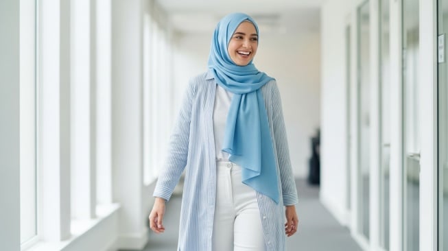 7 Jurus OOTD Kantor Anti Mati Gaya Saat Musim Hujan Tiba (Suara x Gemini)