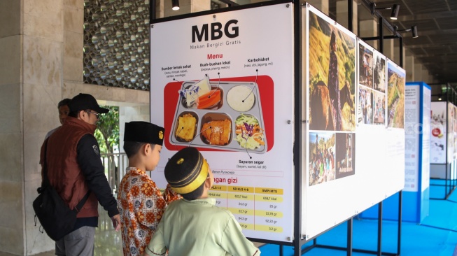 Pengunjung mengamati sejumlah karya yang ditampilkan pada pameran Haluan Merah Putih di selasar Al Fattah, Masjid Istiqlal, Jakarta, Jumat (5/12/2025). [Suara.com/Alfian Winanto]