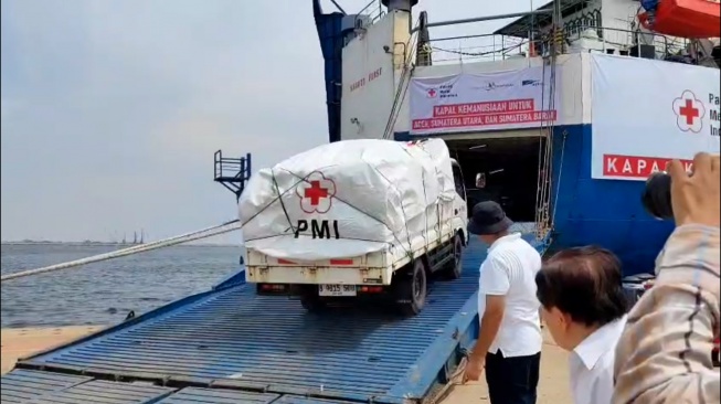 Bawa 60 Tangki Air dan Logistik, PMI Berangkatkan Kapal Kemanusiaan ke Aceh hingga Sumbar