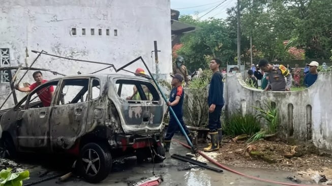 Kronologi Mobil Suzuki Karimun Terbakar di Sumenep Saat Diservis Pemiliknya, Korban Terluka!