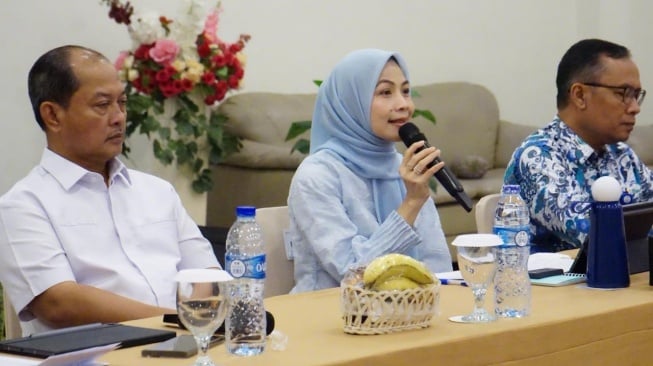 Bupati Serang terpilih Ratu Rachmatuzakiyah atau Ratu Zakiyah (tengah) memastikan Pantai Anyer dan Cinangka aman untuk dikunjungi saat Natal 2025 dan Tahun Baru 2026 (Nataru). [Istimewa]