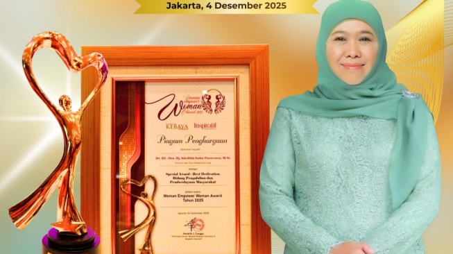 Melayani Masyarakat dan Berdayakan Perempuan, Gubernur Khofifah Raih Woman Empower Award 2025