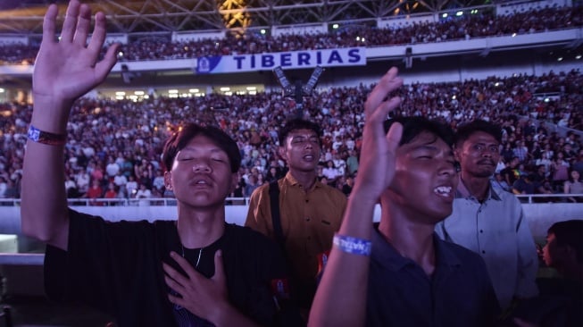 Jemaat berdoa pada perayaan Natal Gereja Tiberias Indonesia di Stadion Utama Gelora Bung Karno, Jakarta Pusat, Sabtu (6/12/2025). [ANTARA FOTO/Fakhri Hermansyah/foc]