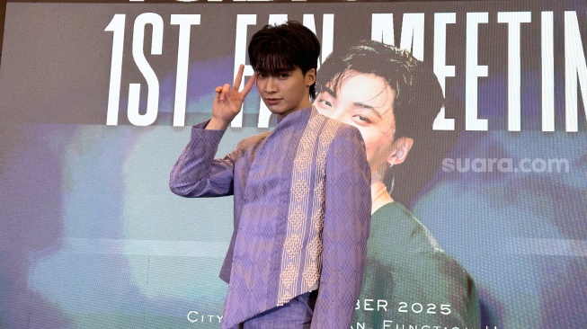 Aktor asal Thailand, Pond Ponlawit saat menggelar fan meeting perdananya di Citywalk Function Hall, Jakarta pada Minggu, 7 Desember 2025 [Suara.com/Sumarni]