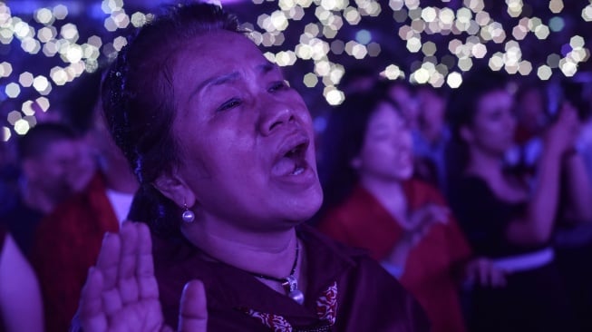 Jemaat berdoa pada perayaan Natal Gereja Tiberias Indonesia di Stadion Utama Gelora Bung Karno, Jakarta Pusat, Sabtu (6/12/2025). [ANTARA FOTO/Fakhri Hermansyah/foc]
