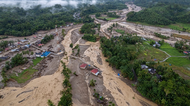 Foto udara Sungai Nanggang yang meninggi di kawasan permukiman bekas terdampak banjir bandang di Jorong Kayu Pasak, Nagari Salareh Aia, Palembayan, Agam, Sumatera Barat, Sabtu (6/12/2025). [ANTARA FOTO/Wahdi Septiawan/foc]