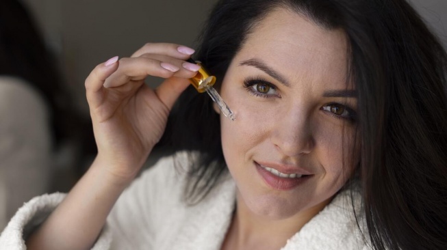 5 Serum dengan Peptide untuk Memudarkan Flek Hitam dan Kerutan