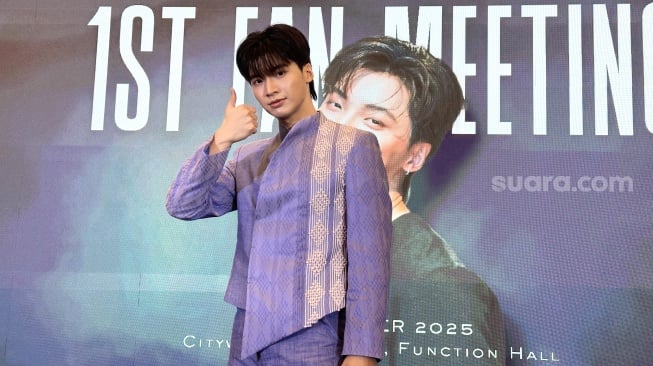 Aktor asal Thailand, Pond Ponlawit saat menggelar fan meeting perdananya di Citywalk Function Hall, Jakarta pada Minggu, 7 Desember 2025 [Suara.com/Sumarni]