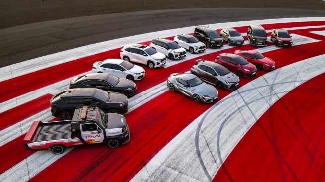 Toyota Veloz Hybrid bersama jajaran mobil hybrid dan GR Toyota dalam ajang Toyota Eco Journey & GR Trackday di Lombok, NTB pada 1 - 3 Desember 2025. [Dok TAM]