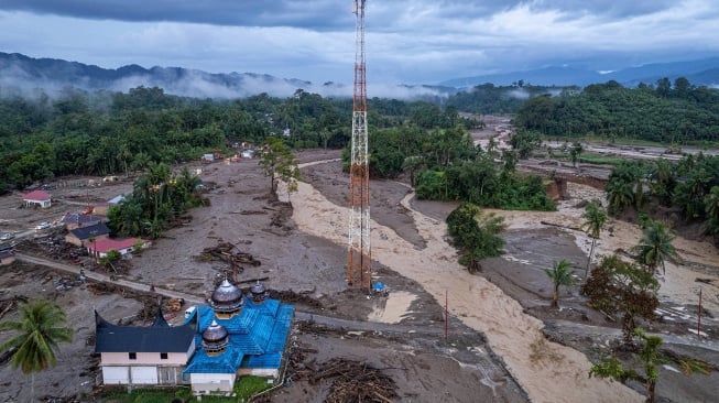 Foto udara Sungai Nanggang yang meninggi di kawasan permukiman bekas terdampak banjir bandang di Jorong Kayu Pasak, Nagari Salareh Aia, Palembayan, Agam, Sumatera Barat, Sabtu (6/12/2025). [ANTARA FOTO/Wahdi Septiawan/foc]