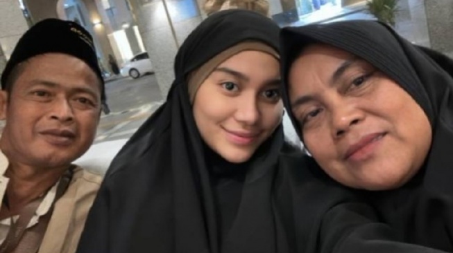 Azizah Salsha Datangi Rumah Duka Ayah Pratama Arhan di Blora, Kehadirannya TuaiSorotan