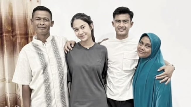 Diceramahi Netizen, Ini Alasan Azizah Salsha Tak Berkerudung Saat Melayat Mantan Ayah Mertua