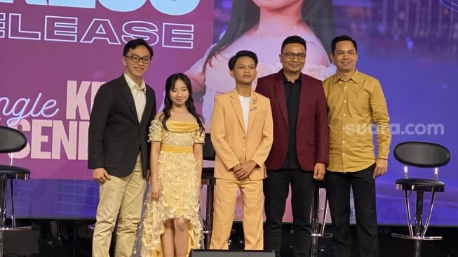 Farel Prayoga dan Etenia Croft dalam acara rilis lagu duet Kita Tak Sendiri di kawasan Senayan, Jakarta Pusat pada Kamis, 4 Desember 2025. [Suara.com/Tiara Rosana]