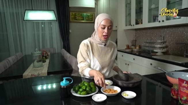 Bahan dan resep cabe gendot ala Teh Shanty. (YouTube/ShantyDenny)