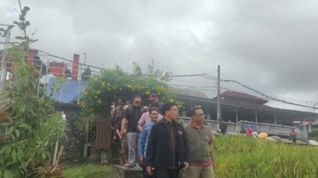 Dokumentasi Pansus TRAP DPRD Bali saat sidak restoran berbeton dan izin tak lengkap di subak Jatiluwih, Tabanan, Rabu (2/12/2025) [Suara.com/ANTARA]