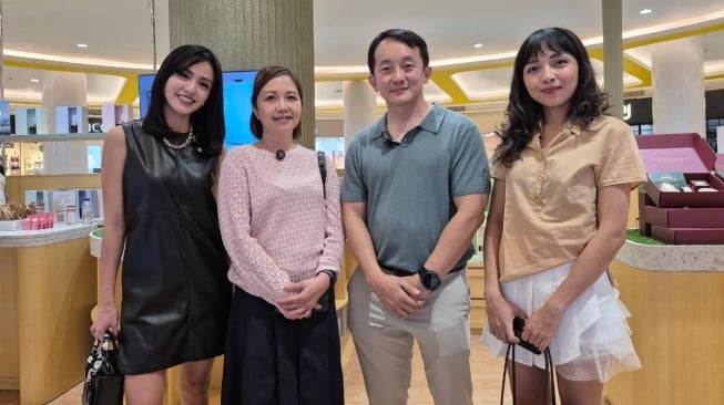 Uwi Bama, bersama Yochention Saritoh, Hany dan Iren di acara opening Bathaholic yang ke-15 di Makassar. [Instagram]