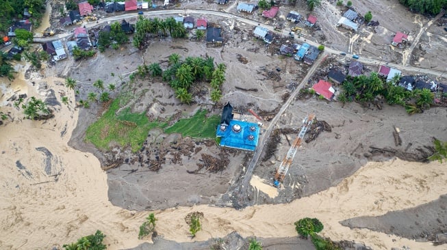 Foto udara Sungai Nanggang yang meninggi di kawasan permukiman bekas terdampak banjir bandang di Jorong Kayu Pasak, Nagari Salareh Aia, Palembayan, Agam, Sumatera Barat, Sabtu (6/12/2025). [ANTARA FOTO/Wahdi Septiawan/foc]