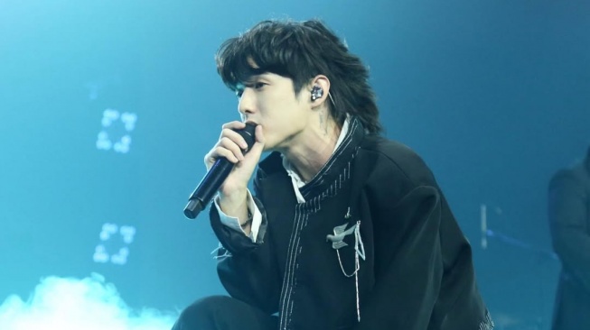 Penyanyi eaJ di Spotify Wrapped Live Indonesia 2025 yang digelar di Studio RCTI+, Kebon Jeruk, Jakarta Barat. [Instagram/@officialrcti]