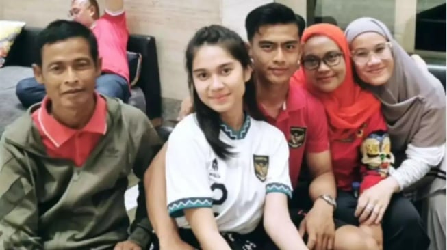 Ayah Pratama Arhan Meninggal, Momen Azizah Salsha Melayat ke Rumah Duka Mantan Mertua Disorot