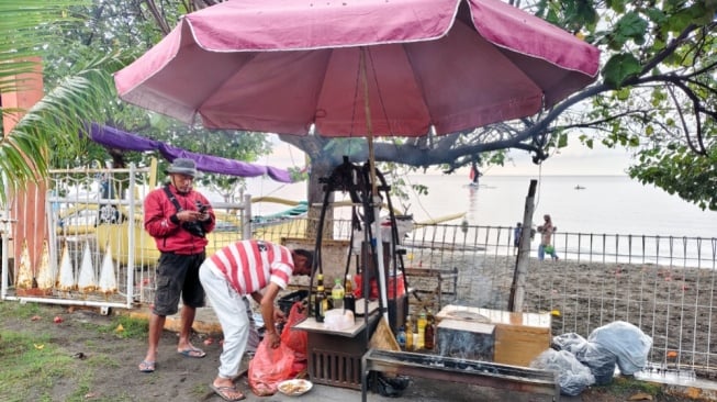 Kisah yang Tertinggal dari Penjual Sate di Pesisir Pasir Putih Situbondo