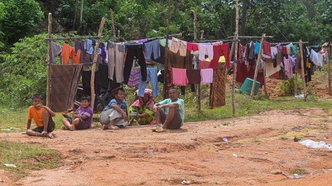 Sejumlah pengungsi bencana banjir bandang dan longsor duduk di area pengungsian di Kelurahan Hutanabolon, Kecamatan Tukka,Tapanuli Tengah, Sumatera Utara, Minggu (8/12/2025). [ANTARA FOTO/Muhammad Adimaja/nz]