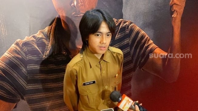 Quentin Stanislavski, anak bungsu Epy Kusnandar mengenakan kostum ayahnya di film Qorin 2 saat ditemui di kawasan Kuningan, Jakarta Selatan pada Senin, 8 Desember 2025. [Suara.com/Tiara Rosana]