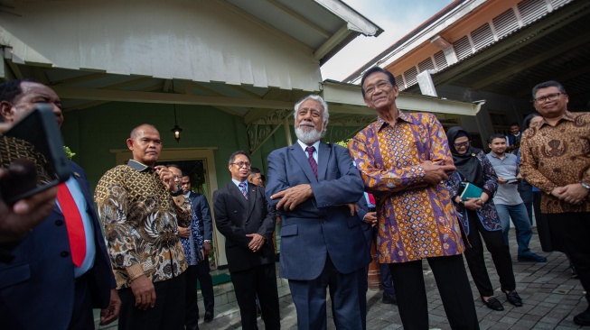 Perdana Menteri Timor Leste Xanana Gusmão (ketiga kiri) dan Gubernur D.I Yogyakarta Sri Sultan HBX (keempat kiri) berfoto bersama usai pertemuan tertutup di Kantor Gubernur DIY, Kepatihan, Yogyakarta, Senin (8/12/2025). [ANTARA FOTO/Andreas Fitri Atmoko/nz]
