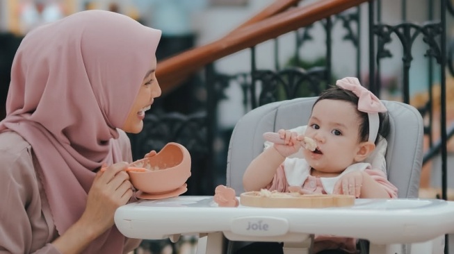 Stop Gerakan Tutup Mulut! 3 Metode Ampuh Bikin Anak Lahap MPASI di Usia Emas