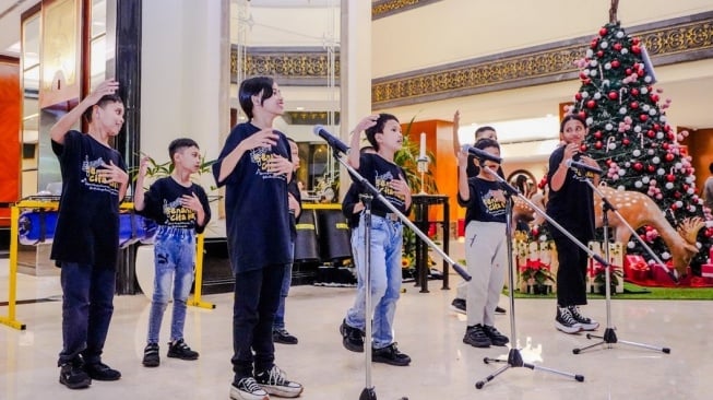 Paduan suara dari anak-anak Panti Asuhan Griya Asih di Lobi Lagoon The Sultan Hotel Jakarta (Dok: The Sultan Hotel & Residence Jakarta)