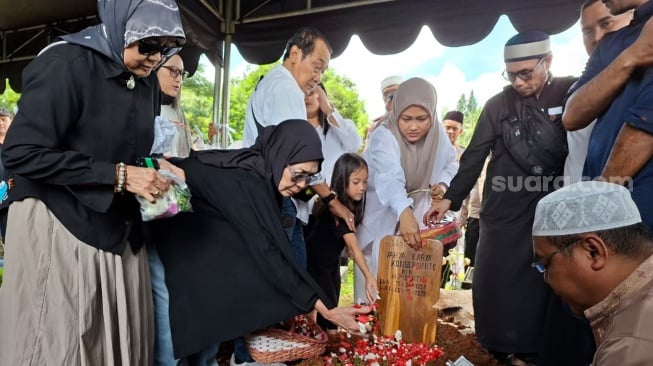 Pemakaman Yaya Moektio di TPU Jeruk Purut, Jakarta Selatan pada Senin, 8 Desember 2025. [Suara.com/Tiara Rosana]