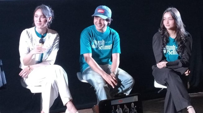Arbani Yasiz, Yasmin Napper, dan Megan Domani ditemui di acara rilis poster dan trailer film Musuh Dalam Selimut di Jakarta, Senin (8/12/2025). [Tiara Rosana/Suara.com]