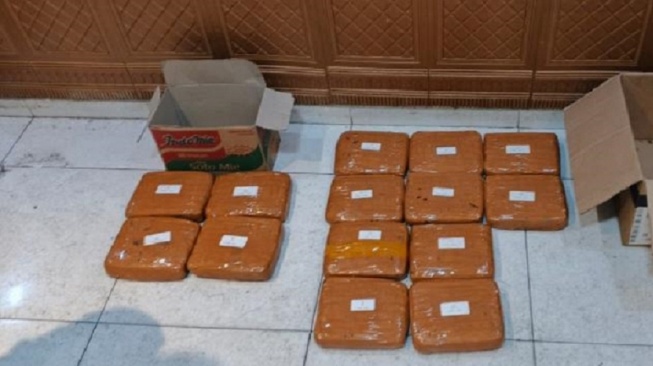 Bekasi Timur Geger, Pria 61 Tahun di Bekasi Diciduk Usai Samarkan 14,6 Kg Ganja dalam Dua Kardus!