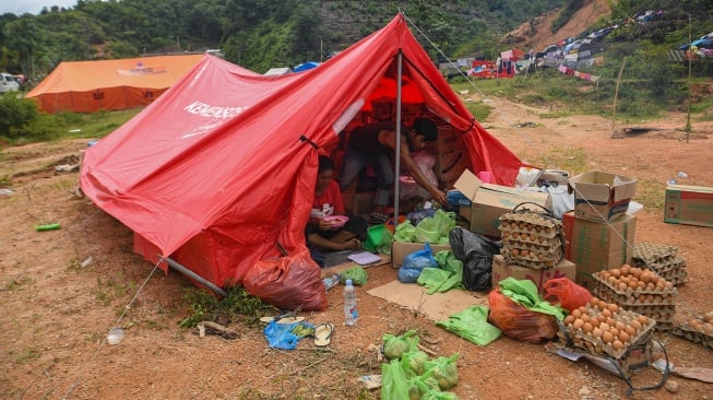 Sejumlah pengungsi bencana banjir bandang dan longsor berada di tenda di Kelurahan Hutanabolon, Kecamatan Tukka,Tapanuli Tengah, Sumatera Utara, Minggu (8/12/2025). [ANTARA FOTO/Muhammad Adimaja/nz]