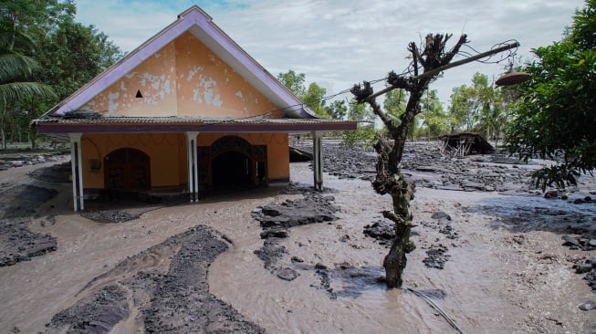 Kondisi rumah warga yang terdampak banjir lahar hujan Gunung Semeru di Dusun Sumberlangsep, Desa Jugosari, Kecamatan Candipuro, Lumajang, Jawa Timur, Senin (8/12/2025). [ANTARA FOTO/Irfan Sumanjaya/nz]
