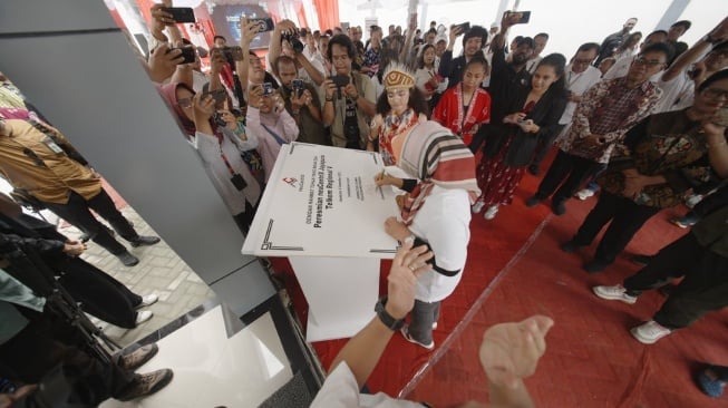 Direktur Utama Telkom Dian Siswarini saat menandatangani prasasti peresmian neuCentrIX Jayapura pada Kamis (4/12/2025) (Dok: Telkom) 